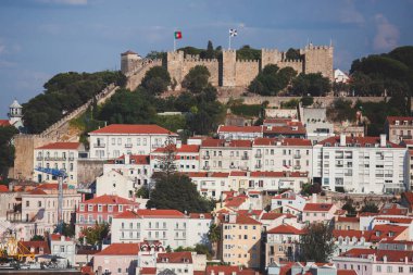 Güzel süper geniş açı havadan görünümü Lizbon, Portekiz manzarası ve manzarası ile Saint George Castle ve Alfama eski şehir, şehir dışında ile vurdu belvedere gözlem Aralık