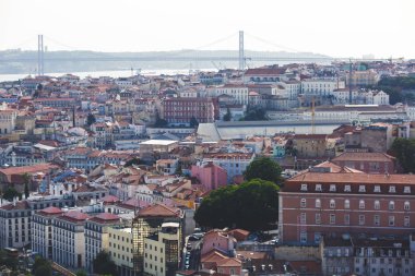 Güzel süper geniş açı havadan görünümü Lizbon, Portekiz ötesinde şehir, liman ve manzarası manzara ile vurdu