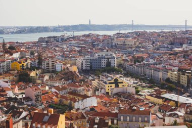 Güzel süper geniş açı havadan görünümü Lizbon, Portekiz ötesinde şehir, liman ve manzarası manzara ile vurdu