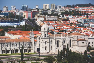 Jeronimos Monastery veya Belem, bucak Lizbon Belediyesi, Portekiz, yaz güneşli da Tagus Nehri yakınındaki Hieronymites Manastırı