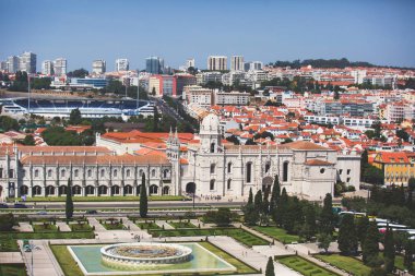 Jeronimos Monastery veya Belem, bucak Lizbon Belediyesi, Portekiz, yaz güneşli da Tagus Nehri yakınındaki Hieronymites Manastırı