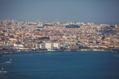 Güzel süper geniş açı hava panoramik Lizbon, Portekiz ötesinde şehir, liman ve manzarası manzara ile ateş Cristo Rei belvedere gözlem güverteden