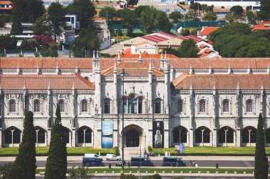 Jeronimos Monastery veya Belem, bucak Lizbon Belediyesi, Portekiz, yaz güneşli da Tagus Nehri yakınındaki Hieronymites Manastırı
