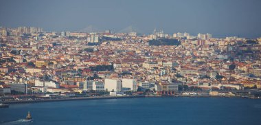 Güzel süper geniş açı hava panoramik Lizbon, Portekiz ötesinde şehir, liman ve manzarası manzara ile ateş Cristo Rei belvedere gözlem güverteden