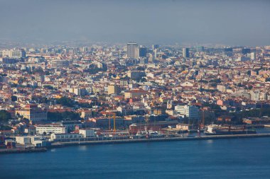 Güzel süper geniş açı hava panoramik Lizbon, Portekiz ötesinde şehir, liman ve manzarası manzara ile ateş Cristo Rei belvedere gözlem güverteden