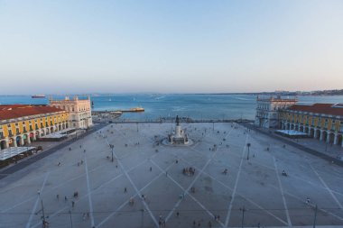 Şehir dışında liman ve manzarası manzara ile güzel süper geniş açı havadan görünümü Lizbon, Portekiz atış belvedere gözlem güverte Rua Augusta zafer Arch bakış, Commerce Square
