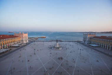 Şehir dışında liman ve manzarası manzara ile güzel süper geniş açı havadan görünümü Lizbon, Portekiz atış belvedere gözlem güverte Rua Augusta zafer Arch bakış, Commerce Square