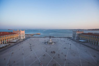 Şehir dışında liman ve manzarası manzara ile güzel süper geniş açı havadan görünümü Lizbon, Portekiz atış belvedere gözlem güverte Rua Augusta zafer Arch bakış, Commerce Square