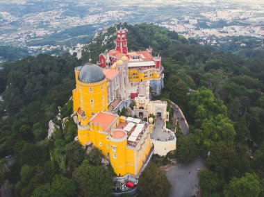 Pena Sarayı, Sintra, Portekiz, Lizbon İlçe Belediyesi romantik kalede Grande Lisboa, havadan görünümü, dron vurdu