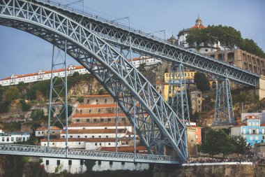 Güzel süper geniş açı yaz hava Porto, Portekiz, Douro nehir ve ünlü görünümü Dom Luis ben köprü Porto manzarası ve eski şehir dışında sahne sırasında günbatımı