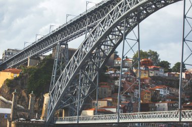 Güzel süper geniş açı yaz hava Porto, Portekiz, Douro nehir ve ünlü görünümü Dom Luis ben köprü Porto manzarası ve eski şehir dışında sahne sırasında günbatımı