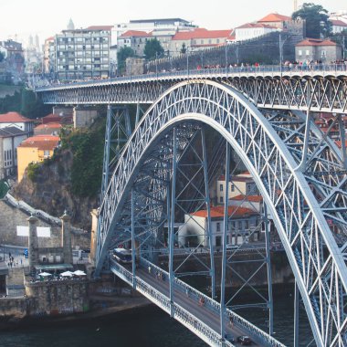 Güzel süper geniş açı yaz hava Porto, Portekiz, Douro nehir ve ünlü görünümü Dom Luis ben köprü Porto manzarası ve eski şehir dışında sahne sırasında günbatımı