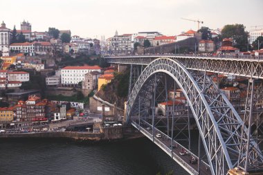 Güzel süper geniş açı yaz hava Porto, Portekiz, Douro nehir ve ünlü görünümü Dom Luis ben köprü Porto manzarası ve eski şehir dışında sahne sırasında günbatımı
