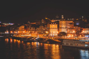 Vila Nova de Gaia, Porto, Portekiz Douro nehirden üzerinden günbatımı sırasında eski şehir ile güzel süper geniş açı panoramik yaz hava görünümü Ribeira Meydanı ve eski Porto Oporto şehri