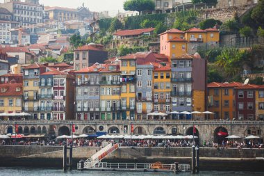 Vila Nova de Gaia, Porto, Portekiz Douro nehirden üzerinden günbatımı sırasında eski şehir ile güzel süper geniş açı panoramik yaz hava görünümü Ribeira Meydanı ve eski Porto Oporto şehri
