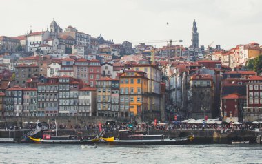 Vila Nova de Gaia, Porto, Portekiz Douro nehirden üzerinden günbatımı sırasında eski şehir ile güzel süper geniş açı panoramik yaz hava görünümü Ribeira Meydanı ve eski Porto Oporto şehri