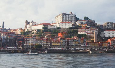 Vila Nova de Gaia, Porto, Portekiz Douro nehirden üzerinden günbatımı sırasında eski şehir ile güzel süper geniş açı panoramik yaz hava görünümü Ribeira Meydanı ve eski Porto Oporto şehri
