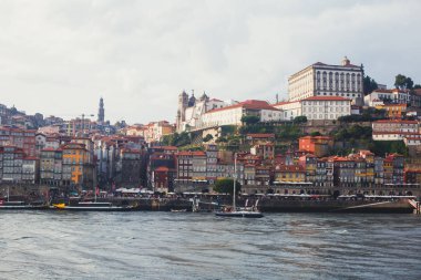 Vila Nova de Gaia, Porto, Portekiz Douro nehirden üzerinden günbatımı sırasında eski şehir ile güzel süper geniş açı panoramik yaz hava görünümü Ribeira Meydanı ve eski Porto Oporto şehri