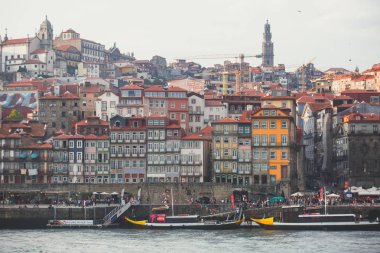 Vila Nova de Gaia, Porto, Portekiz Douro nehirden üzerinden günbatımı sırasında eski şehir ile güzel süper geniş açı panoramik yaz hava görünümü Ribeira Meydanı ve eski Porto Oporto şehri