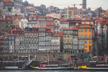 Vila Nova de Gaia, Porto, Portekiz Douro nehirden üzerinden günbatımı sırasında eski şehir ile güzel süper geniş açı panoramik yaz hava görünümü Ribeira Meydanı ve eski Porto Oporto şehri