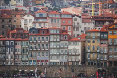 Vila Nova de Gaia, Porto, Portekiz Douro nehirden üzerinden günbatımı sırasında eski şehir ile güzel süper geniş açı panoramik yaz hava görünümü Ribeira Meydanı ve eski Porto Oporto şehri