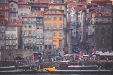 Vila Nova de Gaia, Porto, Portekiz Douro nehirden üzerinden günbatımı sırasında eski şehir ile güzel süper geniş açı panoramik yaz hava görünümü Ribeira Meydanı ve eski Porto Oporto şehri
