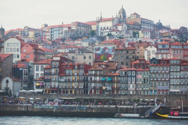 Vila Nova de Gaia, Porto, Portekiz Douro nehirden üzerinden günbatımı sırasında eski şehir ile güzel süper geniş açı panoramik yaz hava görünümü Ribeira Meydanı ve eski Porto Oporto şehri