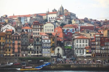 Vila Nova de Gaia, Porto, Portekiz Douro nehirden üzerinden günbatımı sırasında eski şehir ile güzel süper geniş açı panoramik yaz hava görünümü Ribeira Meydanı ve eski Porto Oporto şehri