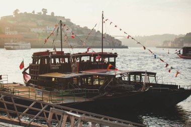 Vila Nova de Gaia, Porto, Portekiz Douro nehirden üzerinden günbatımı sırasında eski şehir ile güzel süper geniş açı panoramik yaz hava görünümü Ribeira Meydanı ve eski Porto Oporto şehri