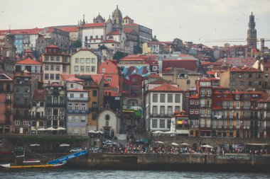 Vila Nova de Gaia, Porto, Portekiz Douro nehirden üzerinden günbatımı sırasında eski şehir ile güzel süper geniş açı panoramik yaz hava görünümü Ribeira Meydanı ve eski Porto Oporto şehri