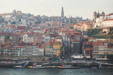 Vila Nova de Gaia, Porto, Portekiz Douro nehirden üzerinden günbatımı sırasında eski şehir ile güzel süper geniş açı panoramik yaz hava görünümü Ribeira Meydanı ve eski Porto Oporto şehri