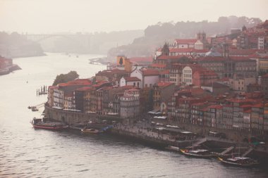 Vila Nova de Gaia, Porto, Portekiz Douro nehirden üzerinden günbatımı sırasında eski şehir ile güzel süper geniş açı panoramik yaz hava görünümü Ribeira Meydanı ve eski Porto Oporto şehri