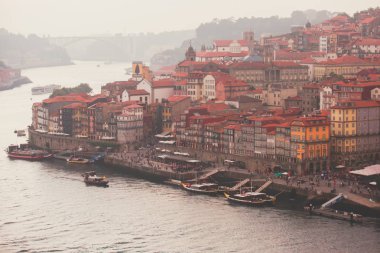 Vila Nova de Gaia, Porto, Portekiz Douro nehirden üzerinden günbatımı sırasında eski şehir ile güzel süper geniş açı panoramik yaz hava görünümü Ribeira Meydanı ve eski Porto Oporto şehri