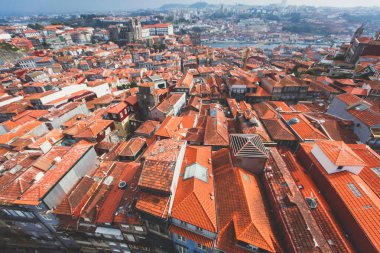 Clerigos kilise vaktimiz gözlem güverteden Porto, Norte Portekiz bölgesi, Portekiz, güzel süper geniş açı yaz hava görünümünü manzarası ve ötesinde tarihi kent manzarası ile vurdu