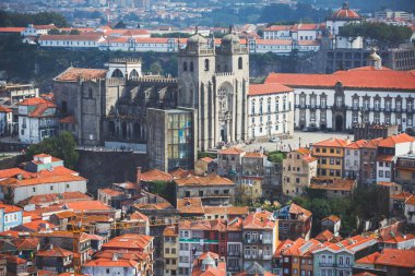 Clerigos kilise vaktimiz gözlem güverteden Porto, Norte Portekiz bölgesi, Portekiz, güzel süper geniş açı yaz hava görünümünü manzarası ve ötesinde tarihi kent manzarası ile vurdu