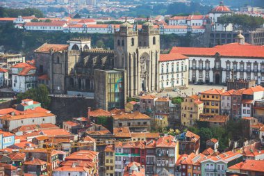 Clerigos kilise vaktimiz gözlem güverteden Porto, Norte Portekiz bölgesi, Portekiz, güzel süper geniş açı yaz hava görünümünü manzarası ve ötesinde tarihi kent manzarası ile vurdu