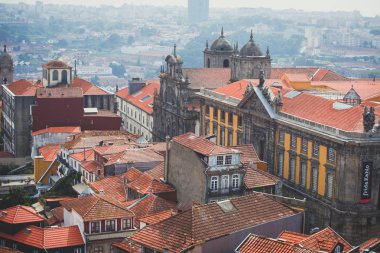 Clerigos kilise vaktimiz gözlem güverteden Porto, Norte Portekiz bölgesi, Portekiz, güzel süper geniş açı yaz hava görünümünü manzarası ve ötesinde tarihi kent manzarası ile vurdu