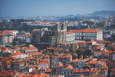 Clerigos kilise vaktimiz gözlem güverteden Porto, Norte Portekiz bölgesi, Portekiz, güzel süper geniş açı yaz hava görünümünü manzarası ve ötesinde tarihi kent manzarası ile vurdu