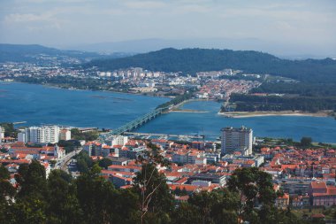 Hava görünümünü Viana do Castelo, Portekiz'in Norte bölgede atışla Basilica Santa Luzia Churc gözlem güverte üzerinden şehir