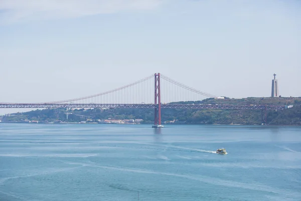 Vedere Panoramică Frumoasă Podului Suspendat Din Aprilie Podul Abril Peste — Fotografie, imagine de stoc
