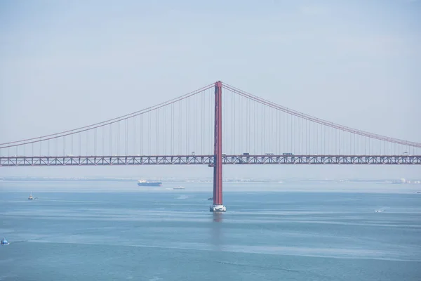 Abril Portuga リスボンのテージョ川に架かる 月懸濁液橋の美しいパノラマの景色 — ストック写真