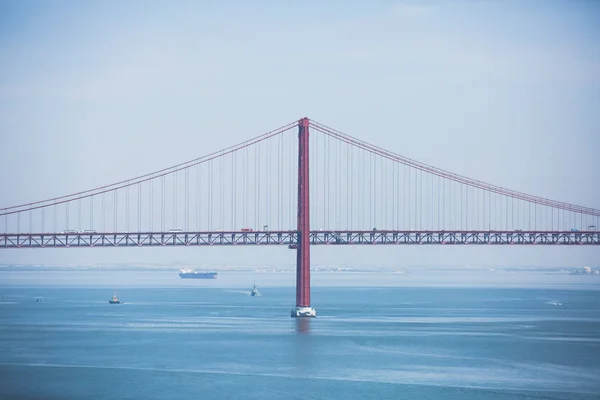 美丽的全景 4月25日 Abril 在里斯本的塔塔河桥 Portuga 的吊桥 — 图库照片