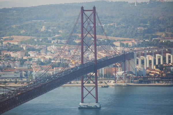 Vedere Panoramică Frumoasă Podului Suspendat Din Aprilie Podul Abril Peste — Fotografie, imagine de stoc