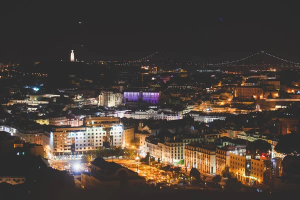 都市を越えて港とスカイラインの風景のリスボン ポルトガルの美しい夜の超広角空中写真撮影から — ストック写真