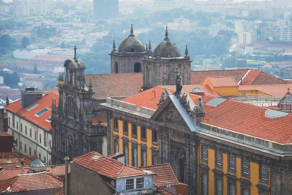Clerigos kilise vaktimiz gözlem güverteden Porto, Norte Portekiz bölgesi, Portekiz, güzel süper geniş açı yaz hava görünümünü manzarası ve ötesinde tarihi kent manzarası ile vurdu