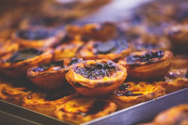 Geleneksel Portekiz yumurta ekşi suratlı kek, tatlı Pasteis de nata kafe üzerinde farklı Portekizce pasta ile saklamak pencere, pastel de nat