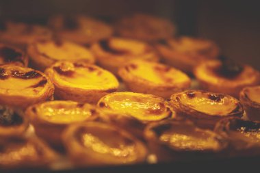 Geleneksel Portekiz yumurta ekşi suratlı kek, tatlı Pasteis de nata kafe üzerinde farklı Portekizce pasta ile saklamak pencere, pastel de nat