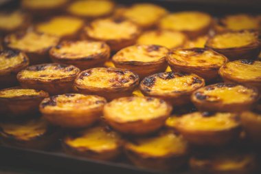 Geleneksel Portekiz yumurta ekşi suratlı kek, tatlı Pasteis de nata kafe üzerinde farklı Portekizce pasta ile saklamak pencere, pastel de nat