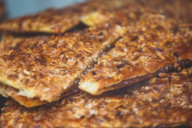 Geleneksel Portekiz yumurta ekşi suratlı kek, tatlı Pasteis de nata kafe üzerinde farklı Portekizce pasta ile saklamak pencere, pastel de nat