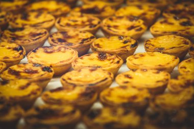 Geleneksel Portekiz yumurta ekşi suratlı kek, tatlı Pasteis de nata kafe üzerinde farklı Portekizce pasta ile saklamak pencere, pastel de nat